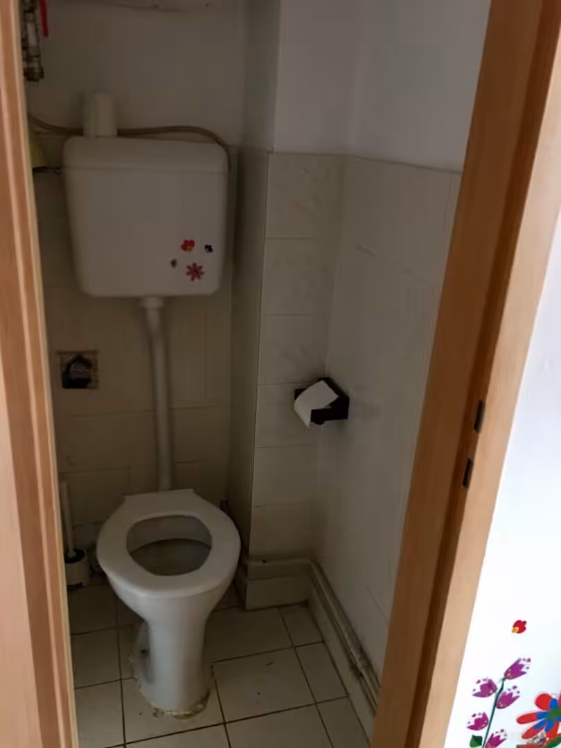 separates WC