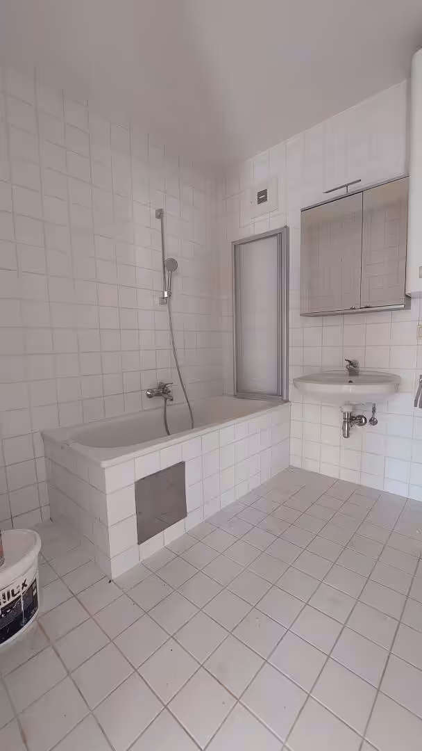 Bad mit Wanne, Waschmaschinenanschluss
