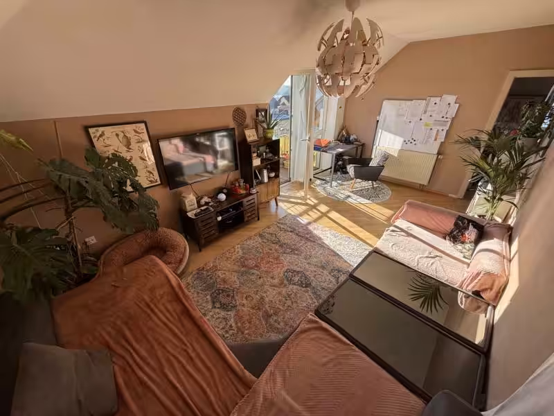 geräumiges Wohnzimmer