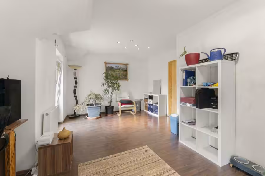 riesiges Zimmer mit Balkon
