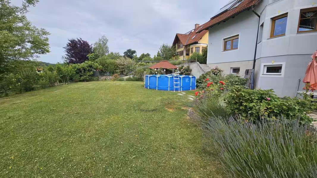 Teilansicht Garten und Haus