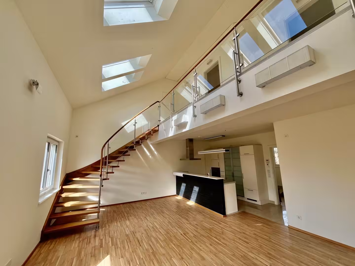 Wohnzimmer mit offener Küche und Galerie