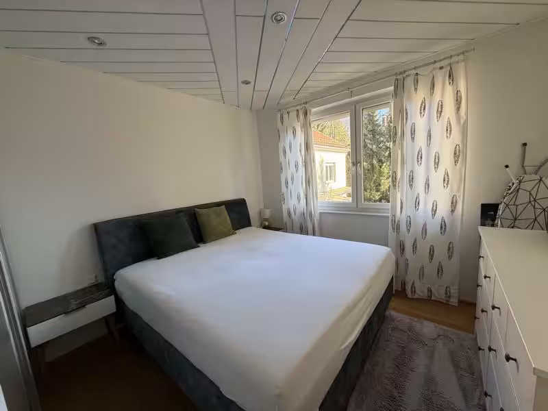 Schlafzimmer mit Schrankraum