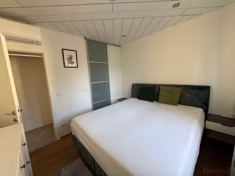 Schlafzimmer mit Schrankraum