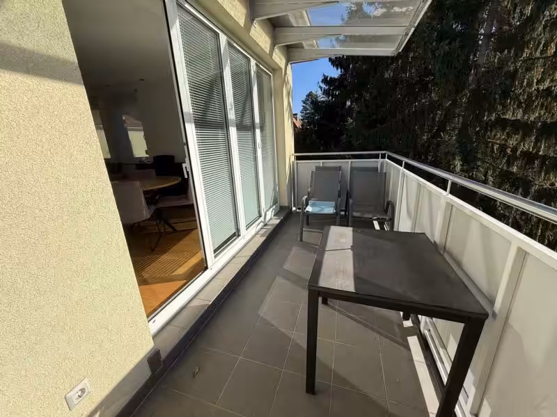 sonniger Balkon - überdacht