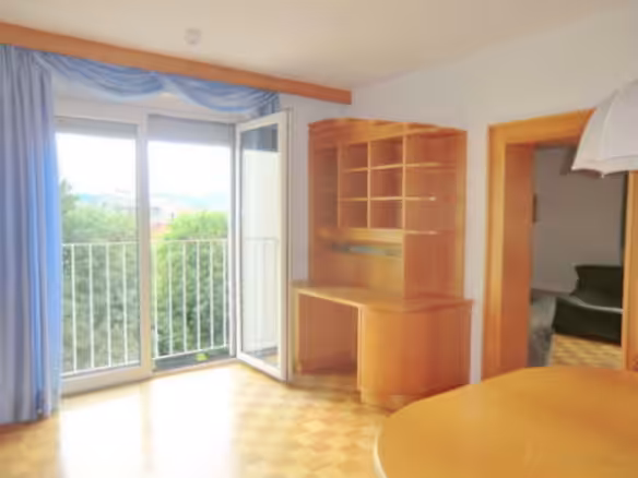 Wohnzimmer mit Balkon